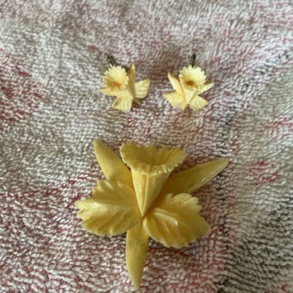 Vintage Carved Celluloid Daffodil Brooch and Screw-Back Earrings Set